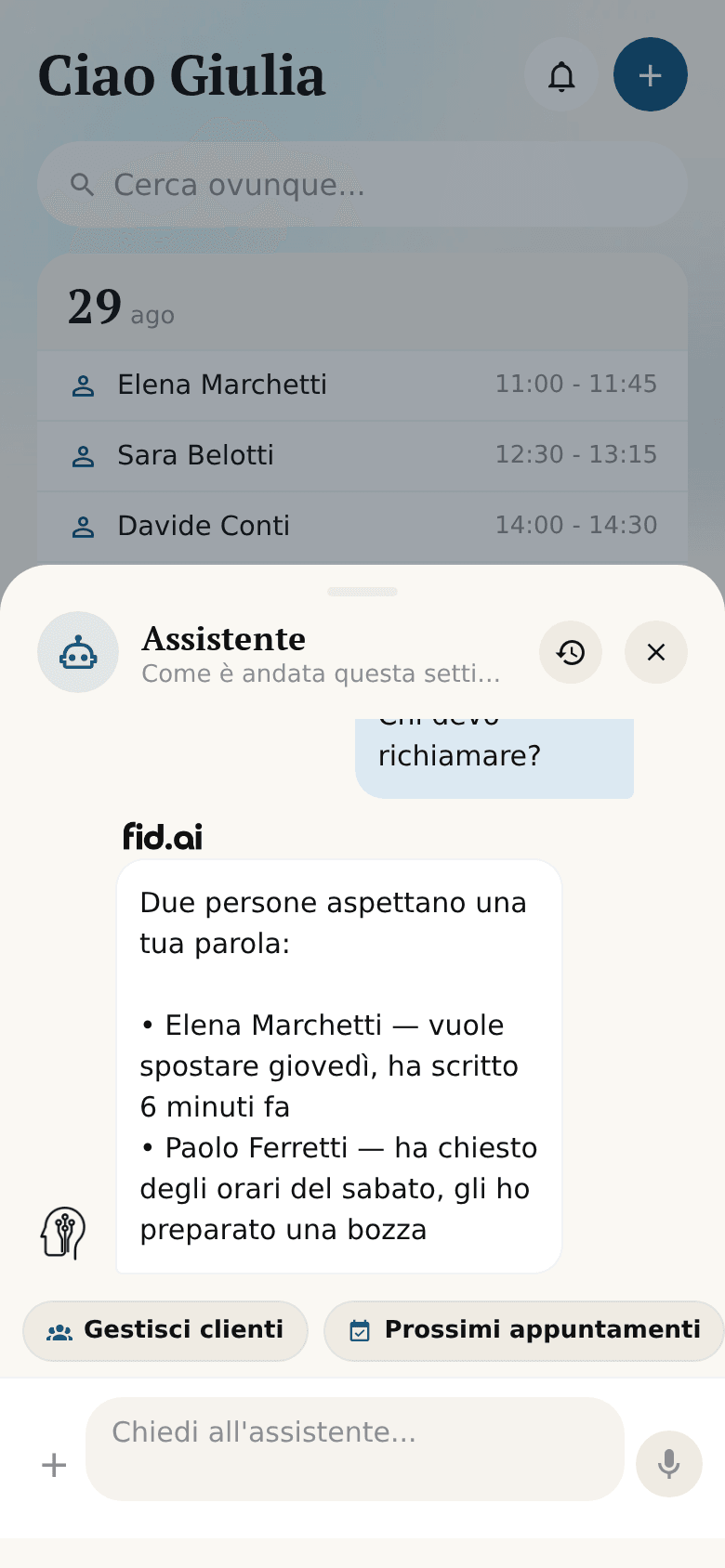 La chat con l'assistente, che riassume la settimana di lavoro