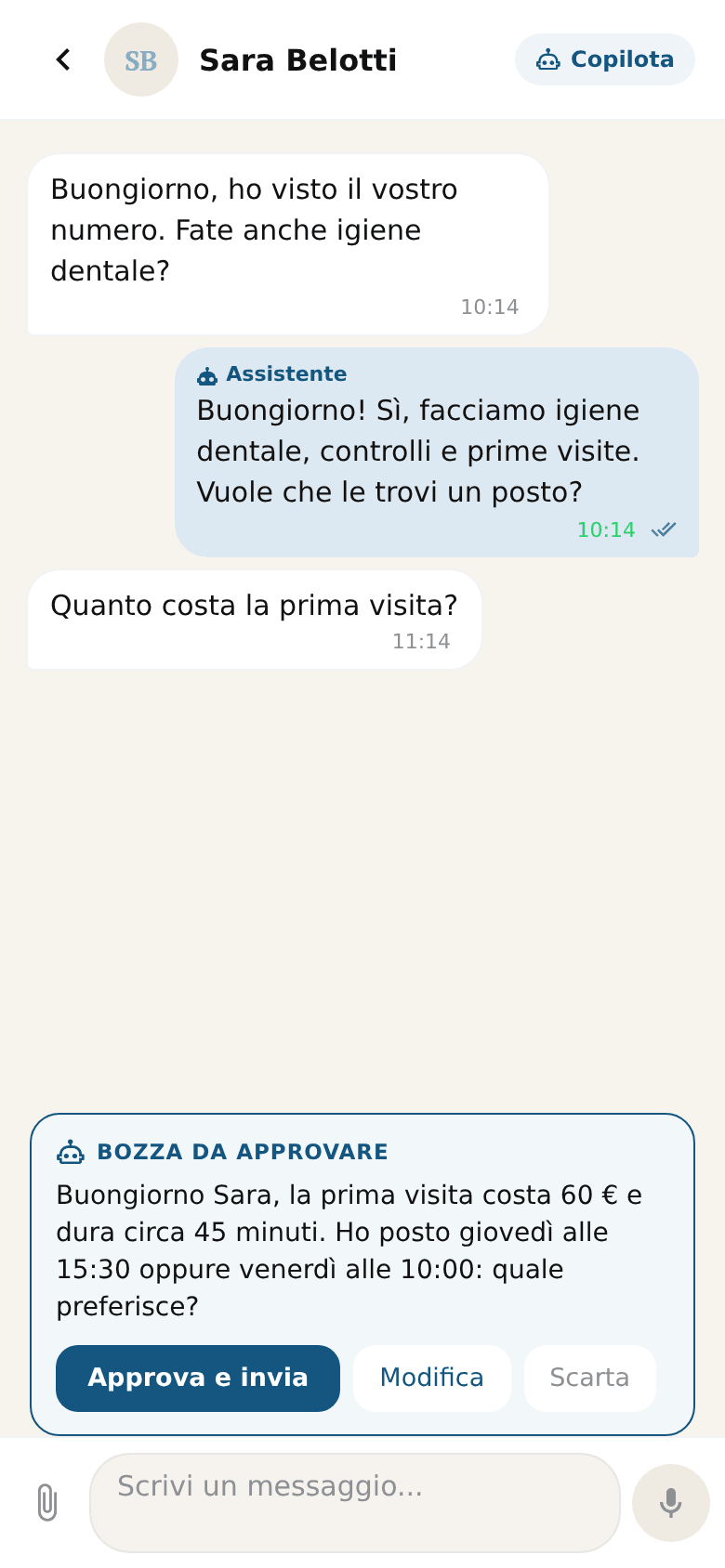 Una conversazione su fid.ai dal telefono: l'assistente ha preparato una risposta e aspetta l'approvazione